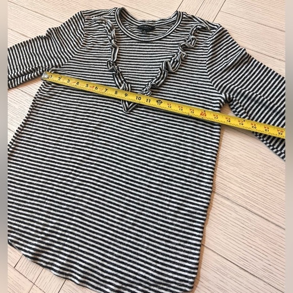 Lucky Brand soft top w/ ruffle‎ detail and elastic gathered sleeves. Striped. M - Picture 5 of 7